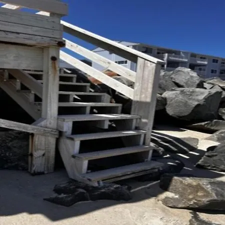 A Shore Thing 1 - Oceanfront And Dog Friendly! Private Beach Access! Townhouse-2
