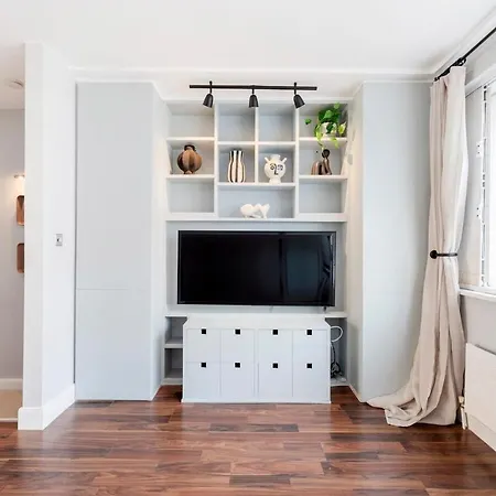 Excellent 3 Bed House Hyde Park-2