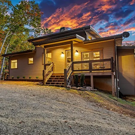 Honeysuckle Chalet - Luxe Mountain Chalet - Hot Tub, Wi-Fi, Pool Table, Party Deck, Fire Pit - 15 Mins To Blue Ridge!-3