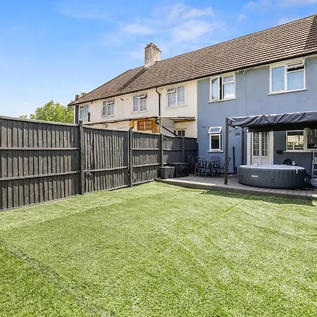 Comfy Stylish Home With Hot Tub Near Tottenham Hotspurs Stadium-2