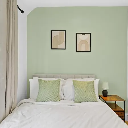 Comfy Stylish Home With Hot Tub Near Tottenham Hotspurs Stadium-3
