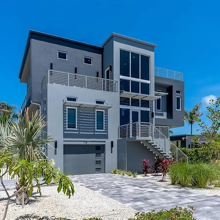 Off The Hook - Luxury Waterfront Pool Home, Kayaks & Bikes, 30' Dock-3