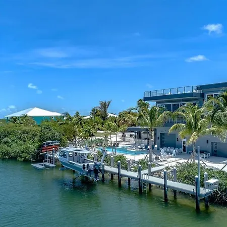 Off The Hook - Luxury Waterfront Pool Home, Kayaks & Bikes, 30' Dock-2