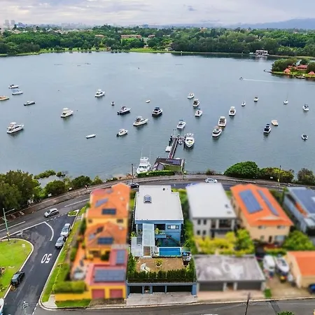Luxury 6Beds Waterfront Retreat-3