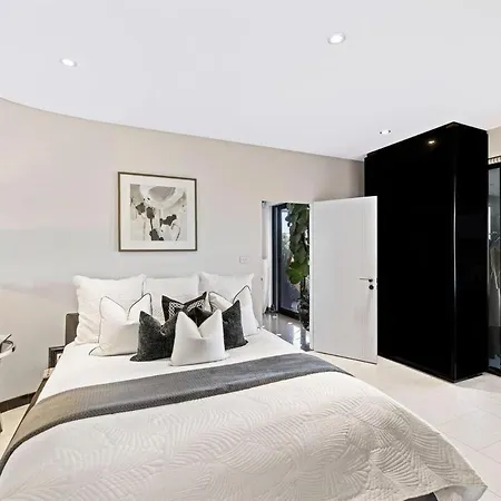 Luxury 6Beds Waterfront Retreat-2