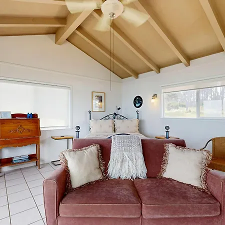 Relaxing Oceanfront Retreat With Hot Tub-2