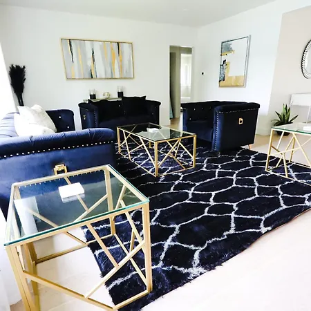 5 Bedroom Luxury Retreat With Hot Tub And Sauna, Prime Location And More!-3