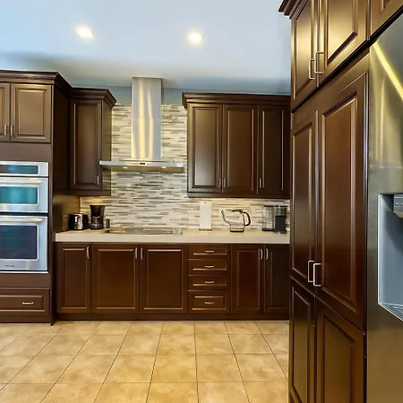 Large 5-Bedroom Gem - Stylish, Spacious, Well-Located-3