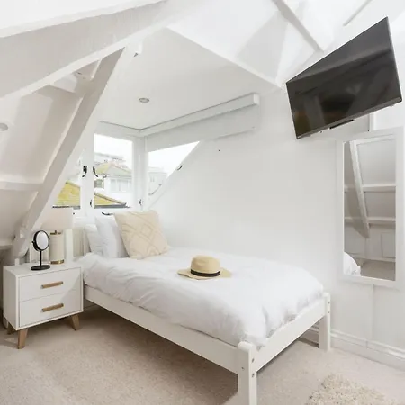 Charming Cottage By The Sea, Wi-Fi, Pets-2