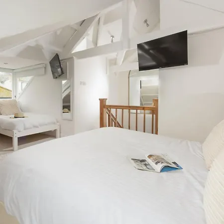 Charming Cottage By The Sea, Wi-Fi, Pets-3