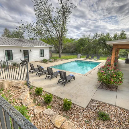 Schubert Inn Cottage - Pool - Walk To Main St-3