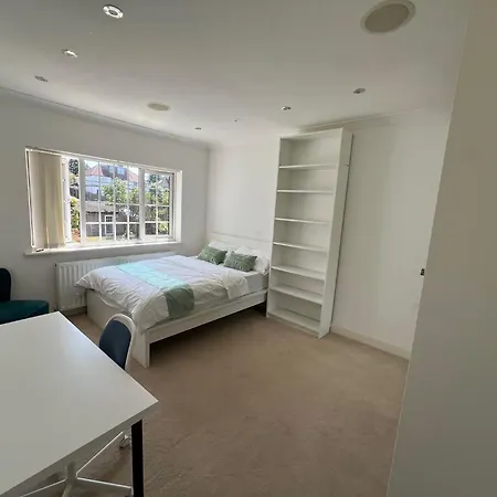 4 To 5 Bedroom Beautiful Holiday Home London Sleeps 9-Central Links-3