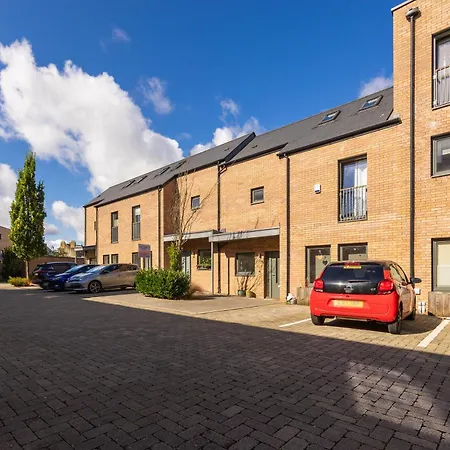 Gorgeous Central 3 Bed House Free Parking & Garden-3