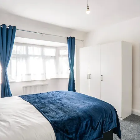 Family 4-Bed Wembley Stadium Home - Parking & Long Stays-2