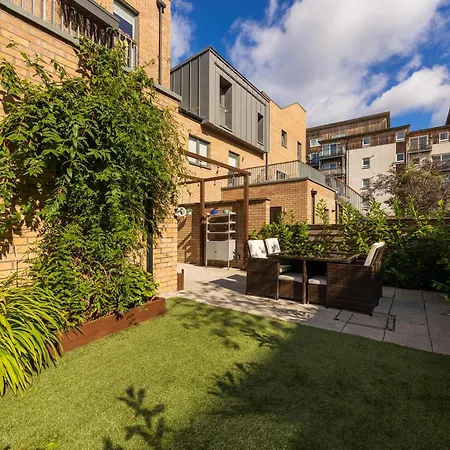Gorgeous Central 3 Bed House Free Parking & Garden-2