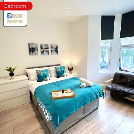 Two Bedroom Apartment By Dashh Properties Short Lets & Serviced Accommodation In Shepherds Bush With Free Wifi-2