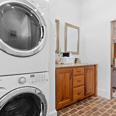 Mid-City 2Br W Workspace & Tv-3