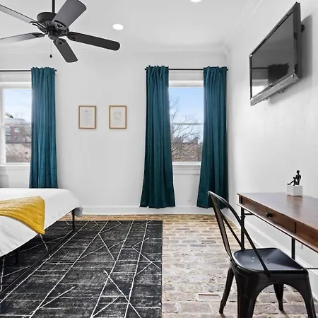 Mid-City 2Br W Workspace & Tv-2