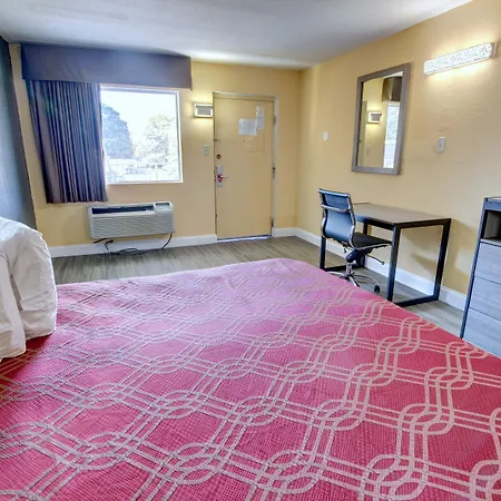 Econo Lodge At Military Circle-2