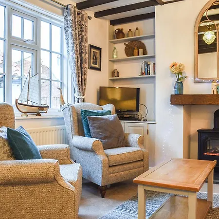 Sea Dog Cottage - Uk42479-2