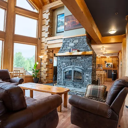 Basecamp Lodge Golden-3