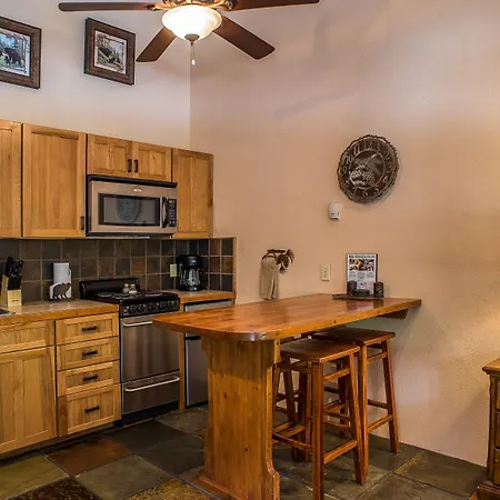 Cottam'S Lodge By Alpine Village Suites-2
