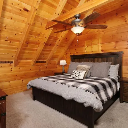 Gatlinburg Secret Splash - Private Indoor Pool, Outdoor Hot Tub, Jetted Tub + Game Room-3