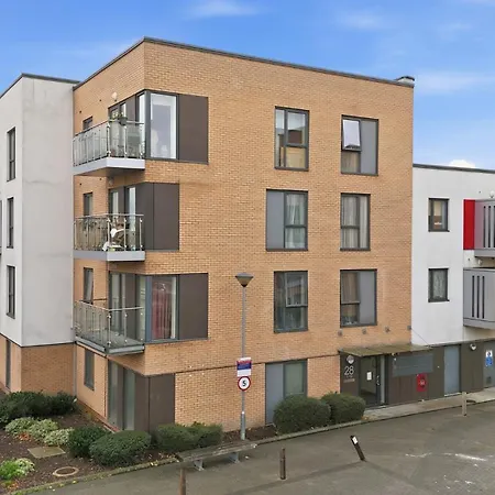 Two Bedroom House By Brookland Stays Serviced Accommodation Short Lets London With Free Wifi-3
