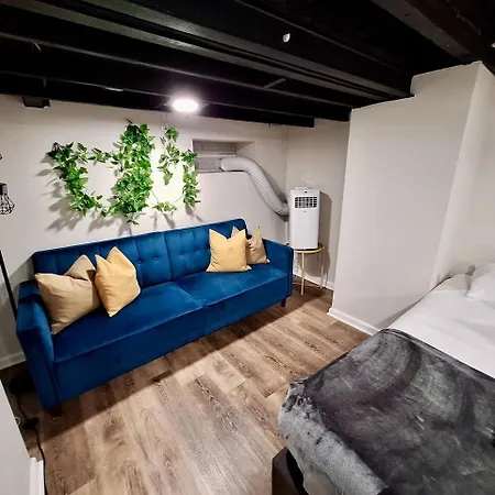 Bi-Level 3 Bedroom Plus Finished Basement That Sleeps 12-2