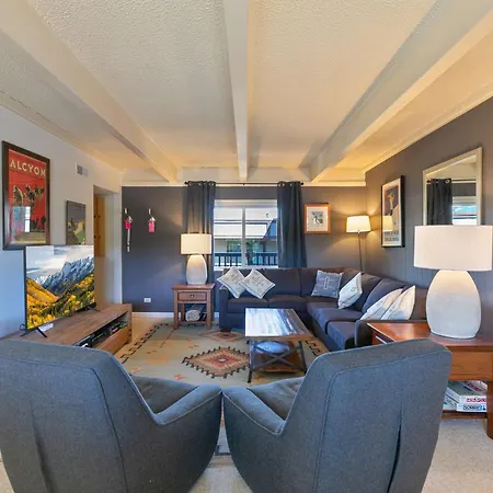Ski Racquet Club Condo: Fantastic Views, Beautifully Remodeled-3
