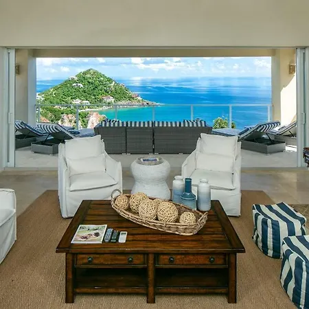 Maria Bluff Estate- Modern Renovations Sprawling Layout & Stunning Views-3