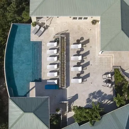 Maria Bluff Estate- Modern Renovations Sprawling Layout & Stunning Views-2