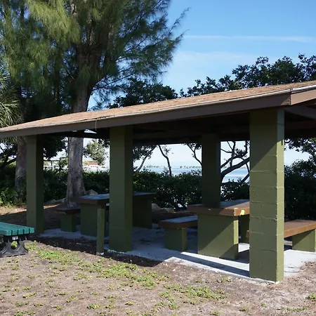 Anna Maria Island Tree House Pet Friendly!-3