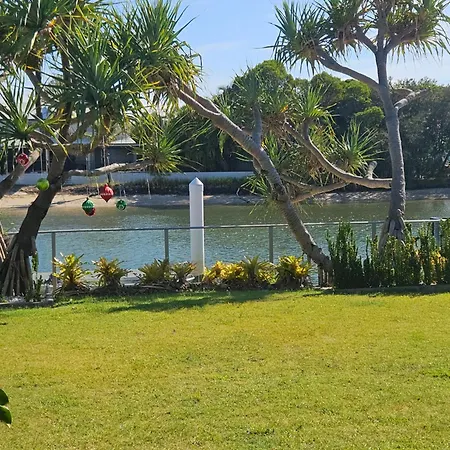 Mooloolaba Canal Home - Modern 4Bedroom With Spa, Sauna And Private Pontoon - New Proprietor 2024-2