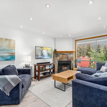 3Br In Whistler Creek Ridge, Ski In, Ski Out, Private Hot Tub, Wood Burning Fireplace, Private Garage-2