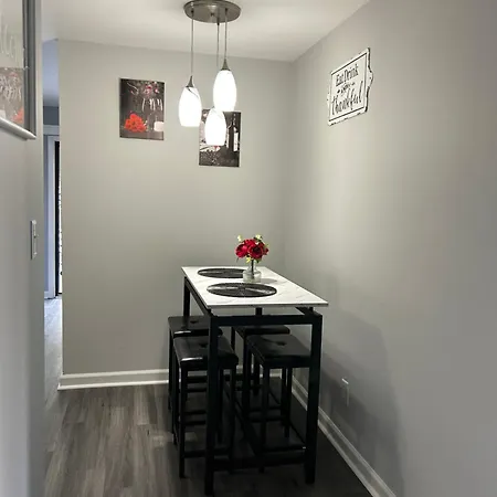 Cozy Home, 10 Minutes Away From Downtown-2