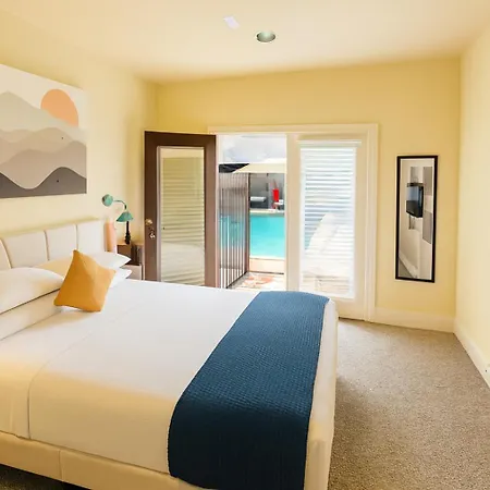 Stylish Home Private Pool, King Bed & Garage-3