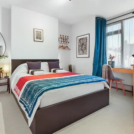 Modern Double Bedroom In City Apartment Room 1-3
