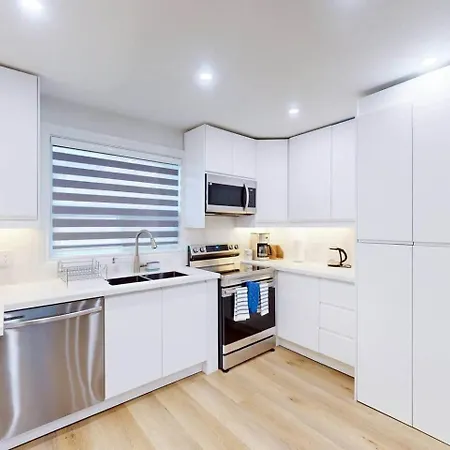 Lux 7 Bedroom Home Near Rogers Stadium/Downsview-2