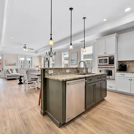 Tuxedo Flats By Gsvr - Beachside With Dual Living Areas & Backyard With Pools - Free Activities And Golf-2