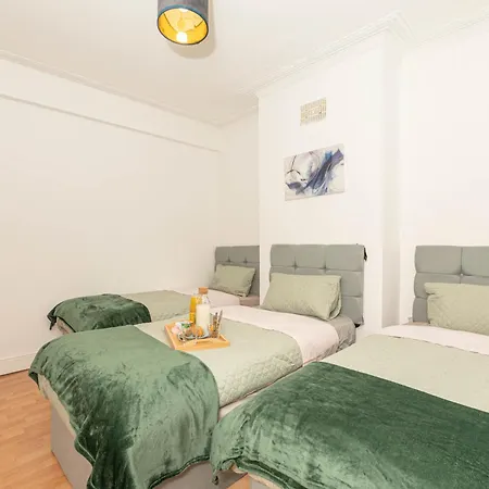 Xtra Large 4 Bedroom House With Heating Sleeps 14 Near Station And Excel-2