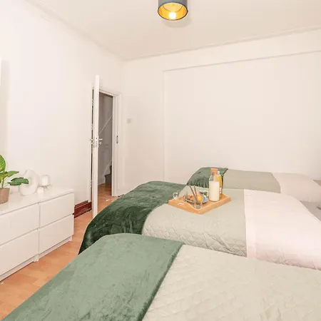 Xtra Large 4 Bedroom House With Heating Sleeps 14 Near Station And Excel-3