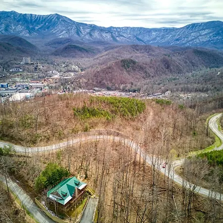 Bear Hug Cabin Gatlinburg Convenient To Everything!-3