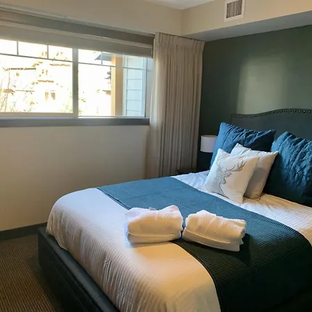 Scenic Mountain With Outdoor Hot Tub 1 Bedroom Den-3