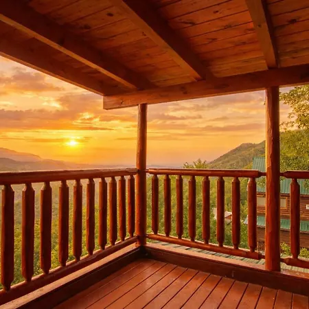 Eagles View, Free Attraction Tickets, Breathtaking Mountain Views, Hot Tub, Wifi!!!-3