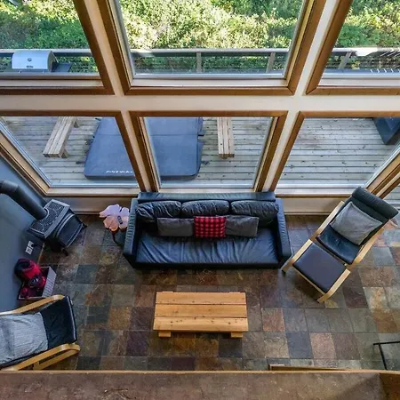 Surfers Guesthouse Tofino-3