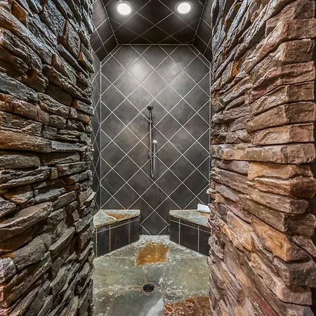 The King Of The Mountain - 6617 Sq Ft Sleeps 22 Amazing Mountain Views, Private Indoor Pool-3