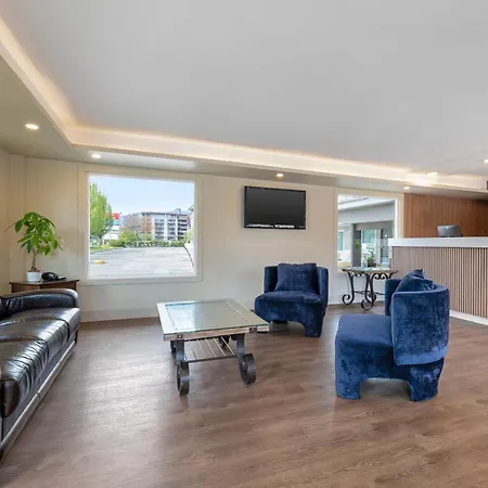 Econo Lodge Inn & Suites-3