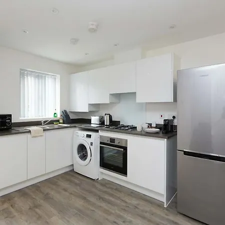 Beautiful Brand New 3 Bedroom City Centre House With Garden-3