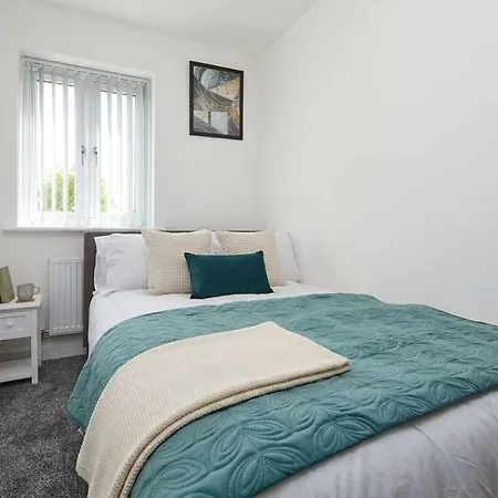 Beautiful Brand New 3 Bedroom City Centre House With Garden-2